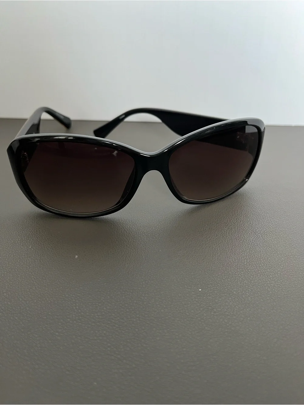 COACH Black Frame Sunglasses with Brown Gradient Lenses w/Case